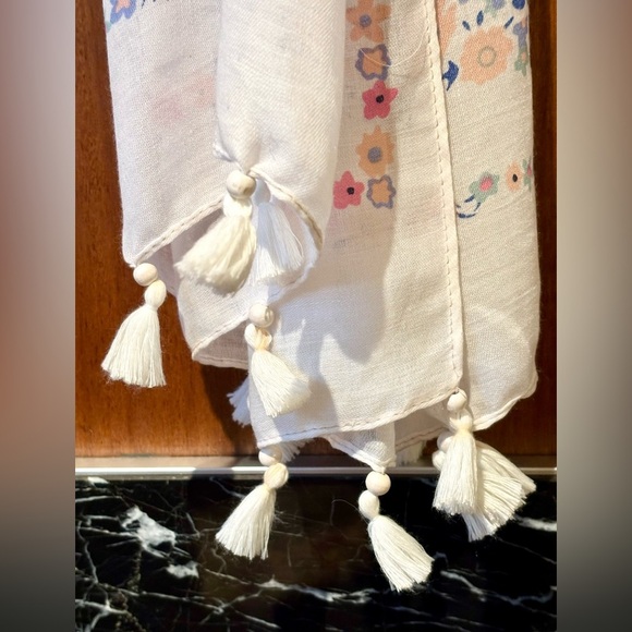 2/$20 - Jimmy Key Floral Tassel Scarf β New with Tags - Picture 5 of 9